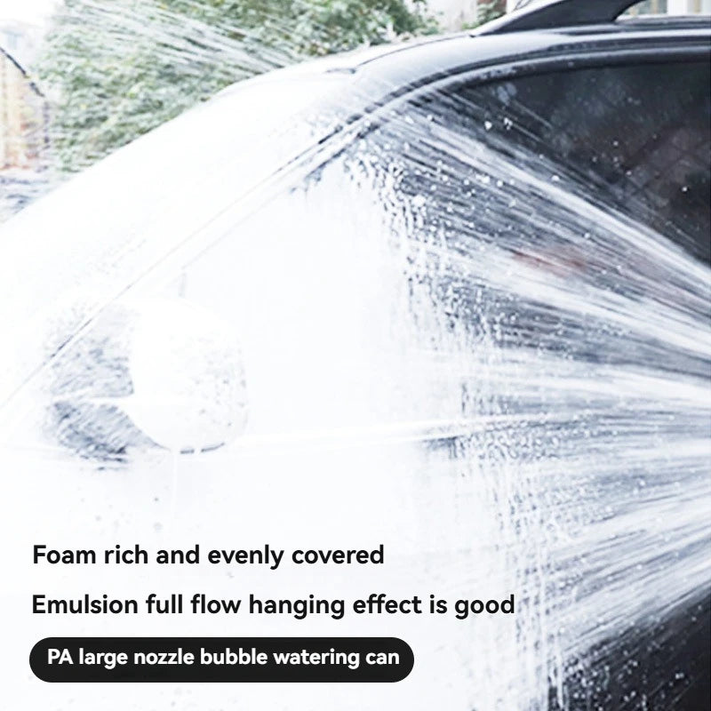 Gros plan d'une voiture lavée avec de la mousse issue d'une buse PA, montrant une épaisse couverture émulsionnée.