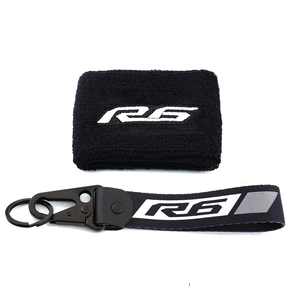 Housse en néoprène noire pour réservoir de liquide de frein de moto avec logo R6 et porte-clés attaché.