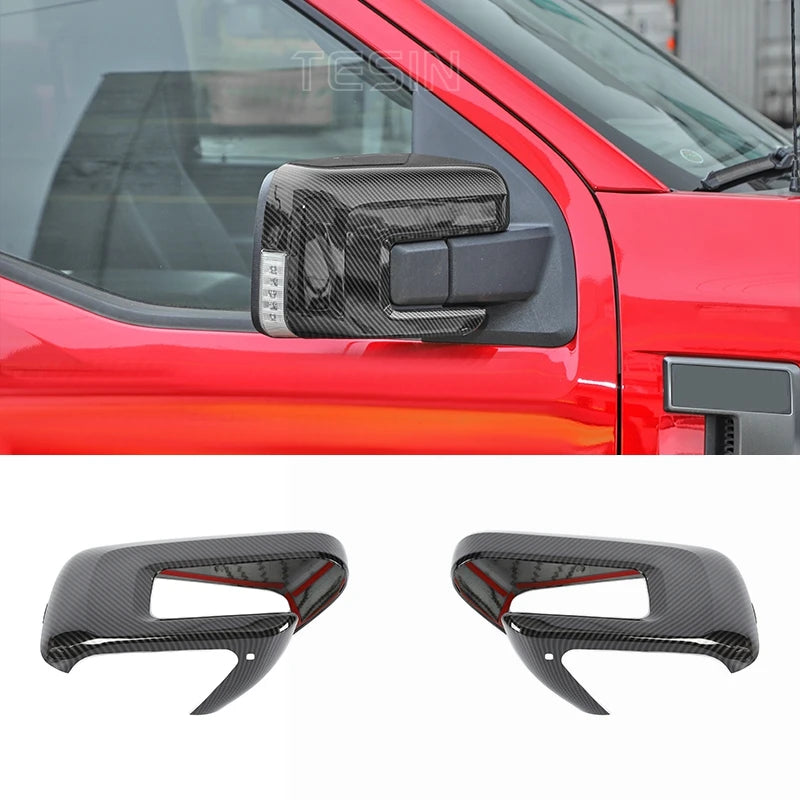 Carbonfaser-Rückspiegelabdeckung für einen roten Ford F-150 LKW.