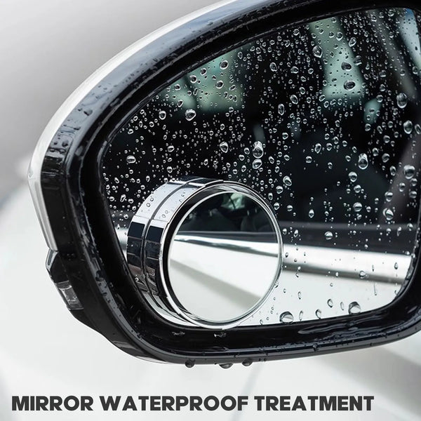 Nahaufnahme eines Autospiegels mit Wassertropfen, zeigt wasserdichte Behandlung des Spiegels.