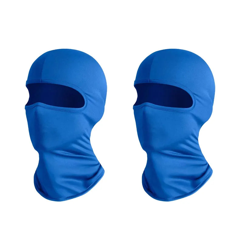 Ein Paar leuchtend blaue, schnelltrocknende Balaclava-Gesichtsmasken von vorne.