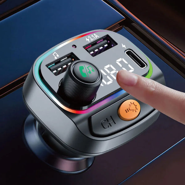 Gros plan d'un émetteur FM Bluetooth de voiture avec cadran rotatif et affichage numérique, montrant des réglages comme 43.1A