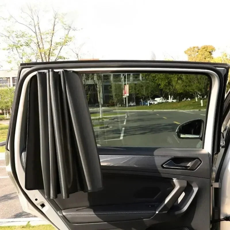 Vista cercana de un protector solar magnético oscuro para ventana lateral del coche instalado en el marco de la puerta.