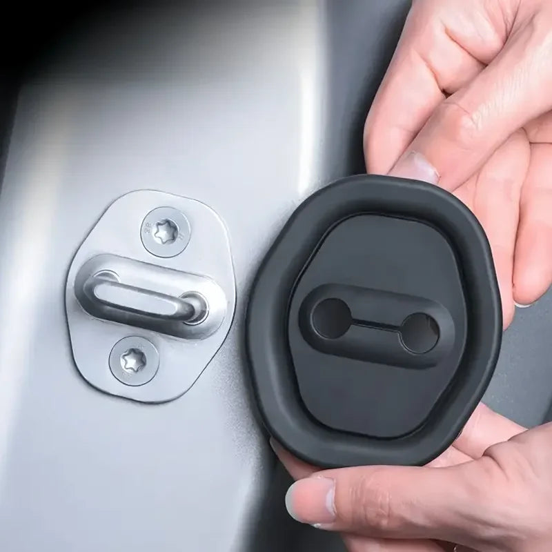 Une main tient un cache de serrure pour porte de voiture noire, montrant le mécanisme d'installation.