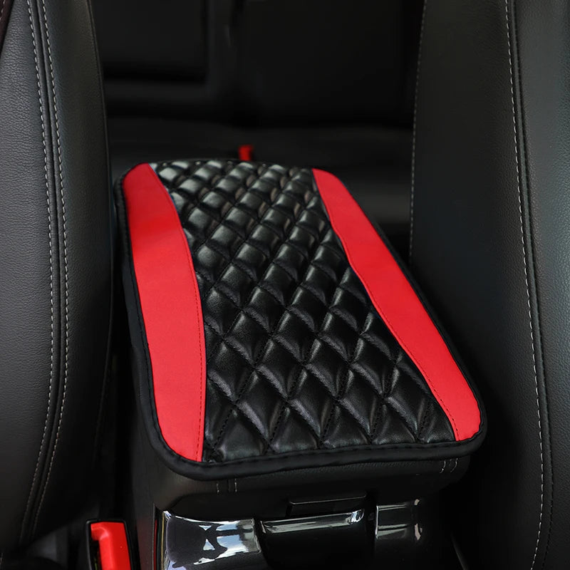 Schwarzer und roter gesteppter Armlehnenbezugmat installiert in der Auto-Sitzinnung.