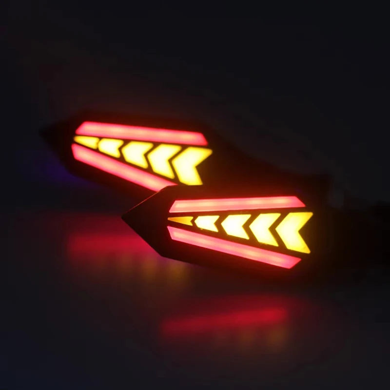 Nahaufnahme eines Motorrad-LED-Blinker-Signals mit leuchtgelben und roten Lichtmustern.