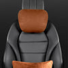 Un support de tête noir avec un coussin en cuir marron et un oreiller cervical rectangulaire marron séparé.