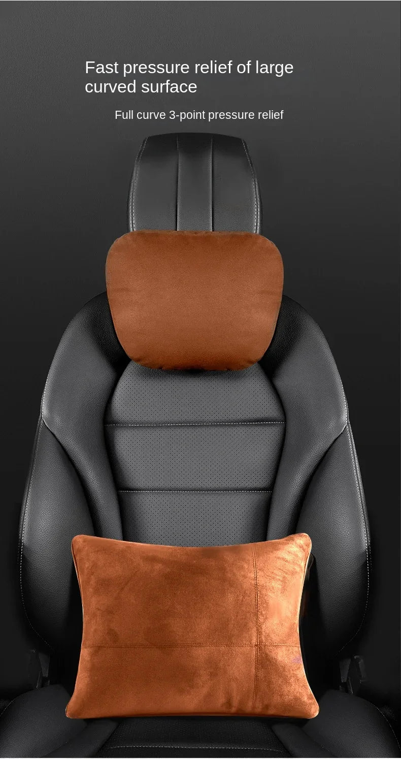 Un support de tête noir avec un coussin en cuir marron et un oreiller cervical rectangulaire marron séparé.
