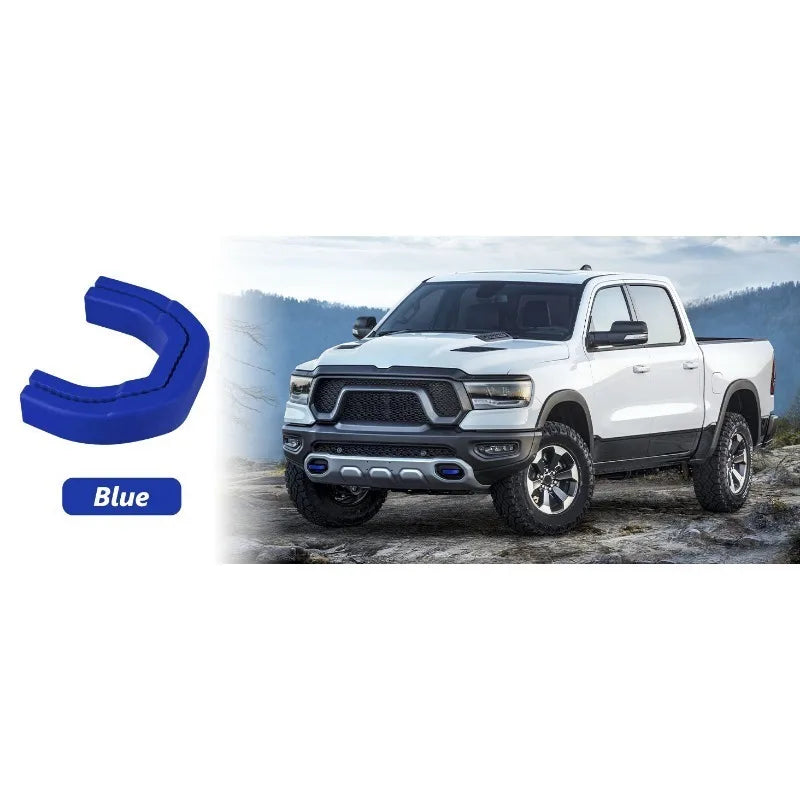 Cubiertas de gancho para remolque azules para una camioneta Dodge RAM 1500 blanca.