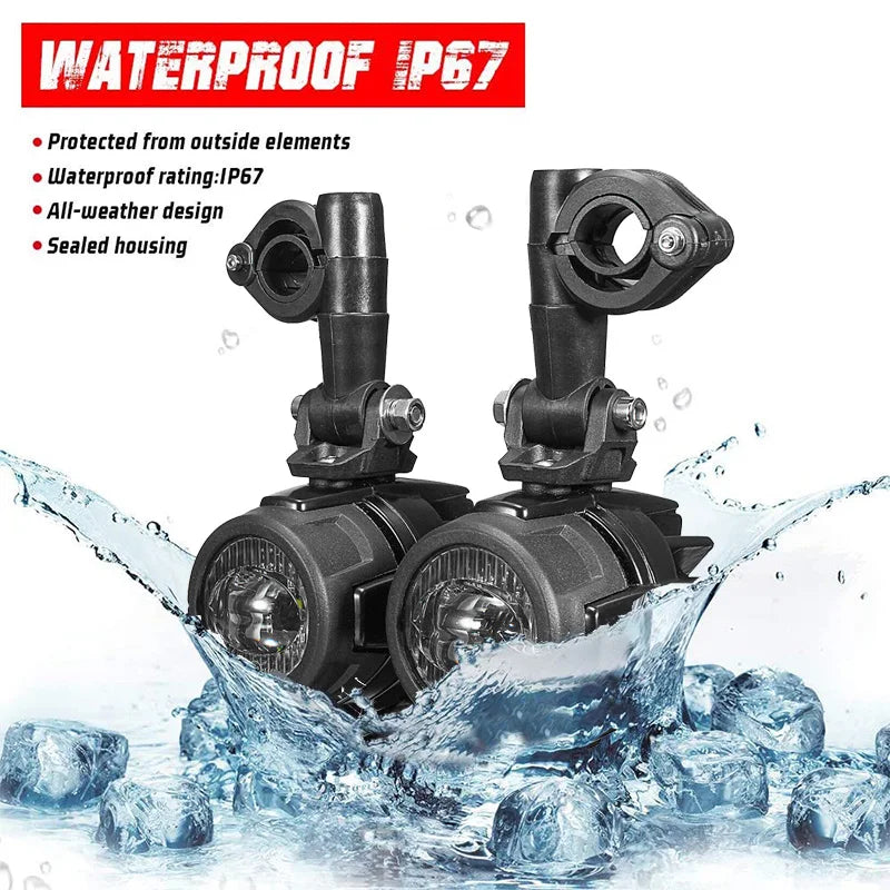 Deux phares antibrouillard LED auxiliaires noirs et étanches IP67 immergés dans l'eau.