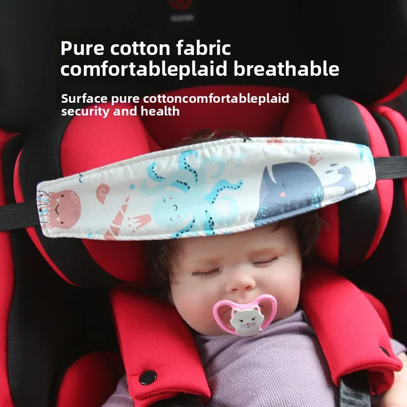 Ein Baby ruht in einem roten Autositze mit einem weißen Stoff-Kopfstützenkissen und einem rosa Stillspielzeug.