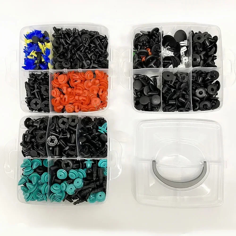 Kit en plastique transparent contenant divers fixations et clips noirs, orange et bleus pour réparations automobiles et domes