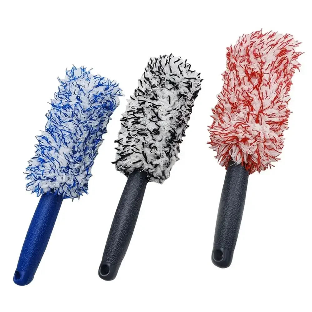 Trois brosses de nettoyage pour jantes, bleues, noires et rouges.