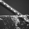 Gros plan d'une bande lumineuse sans fil multicolore de voiture en cours de test, avec de l'eau qui éclabousse la bande.