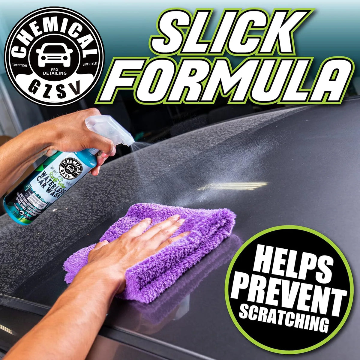 Une main applique un chiffon violet sur la carrosserie d'une voiture, démontrant l'éponge chimique sans eau Slick Formula pou