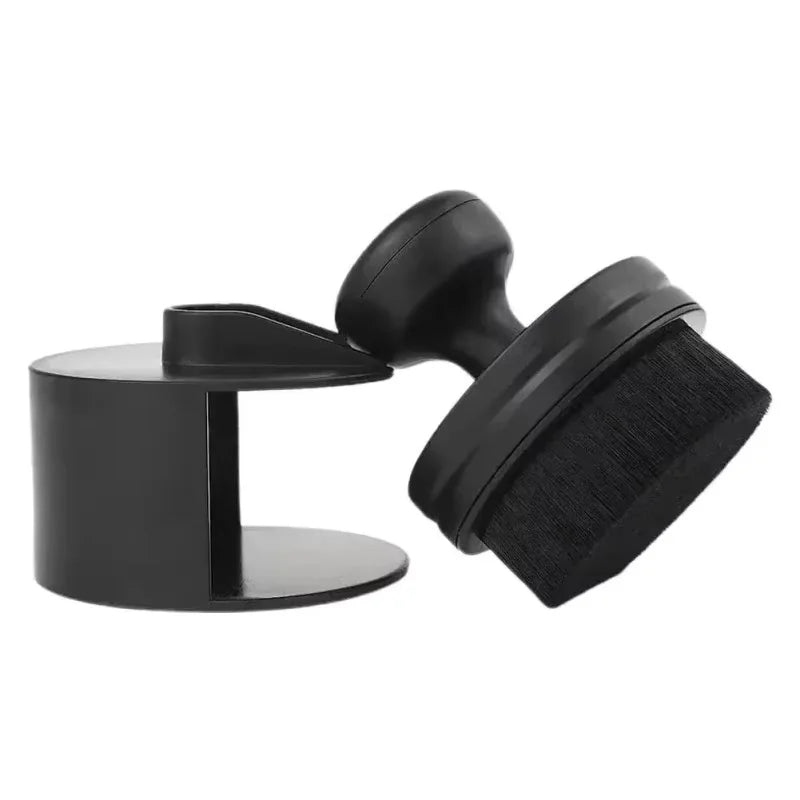 Un kit de brosse de detailing automobile noir avec poignée et patin de nettoyage.