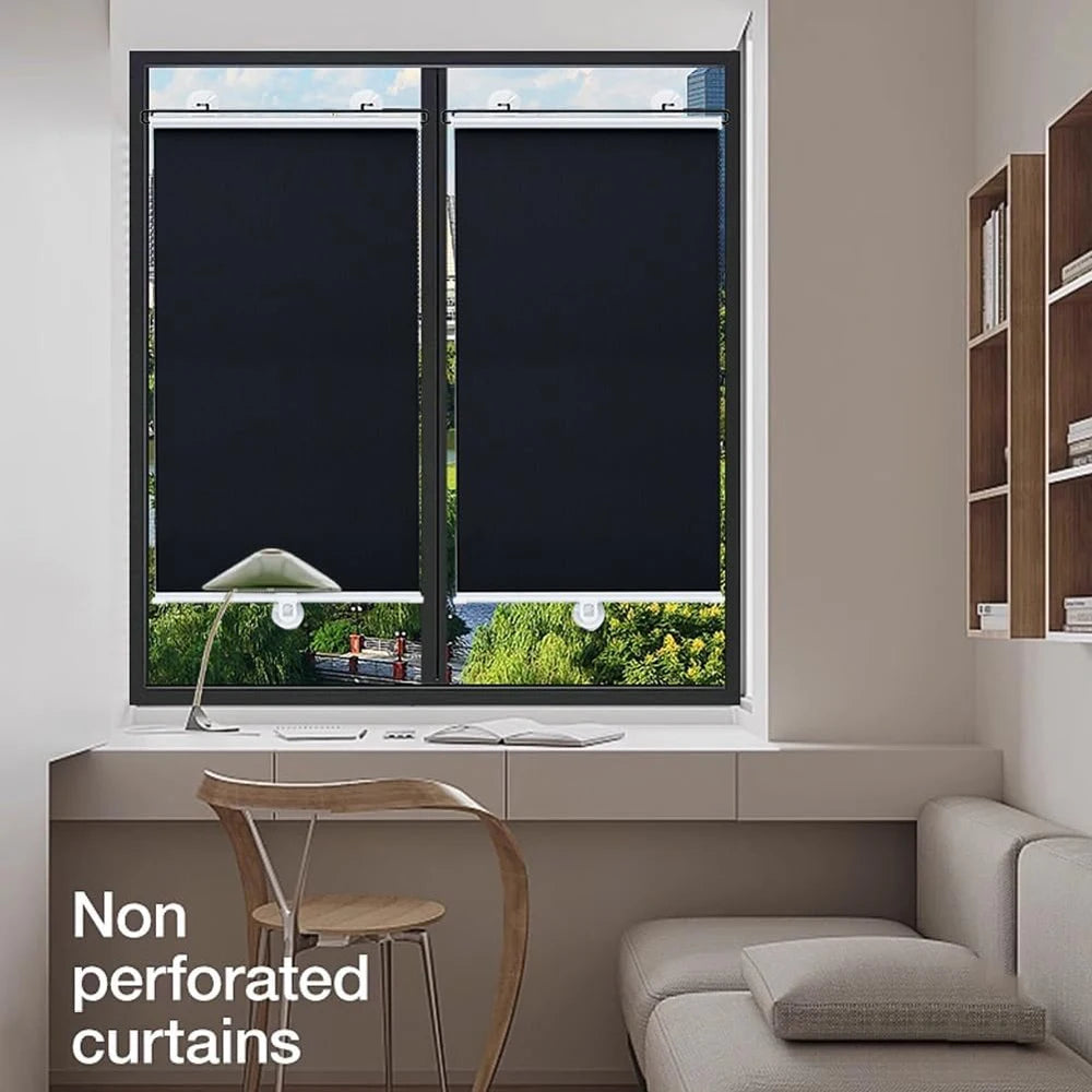 Fenster mit dunklen Rollläden, das eine moderne Inneneinrichtung zeigt.