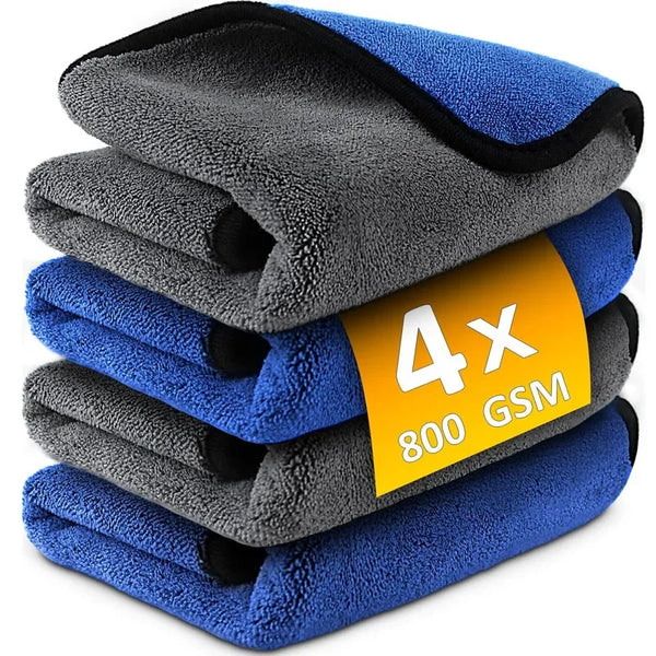 Una pila de cuatro toallas de microfibra azul y gris para lavar coches, etiquetadas 4x 800 GSM.