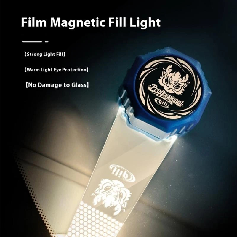Blasse magnetische Beleuchtung mit weißer Platte und Löwenlogo für Film- oder professionelles Licht.