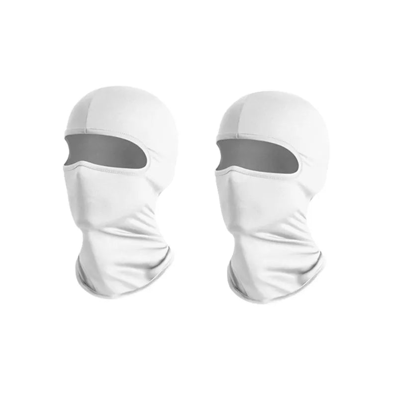 Ein Paar weiße, schnelltrocknende Balaclava-Gesichtsmasken von vorne.
