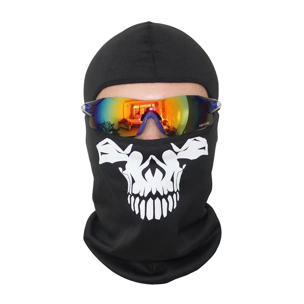Balaclava noire couvrant tout le visage avec un crâne blanc et des lunettes orange-jaunes miroir portées par une personne.