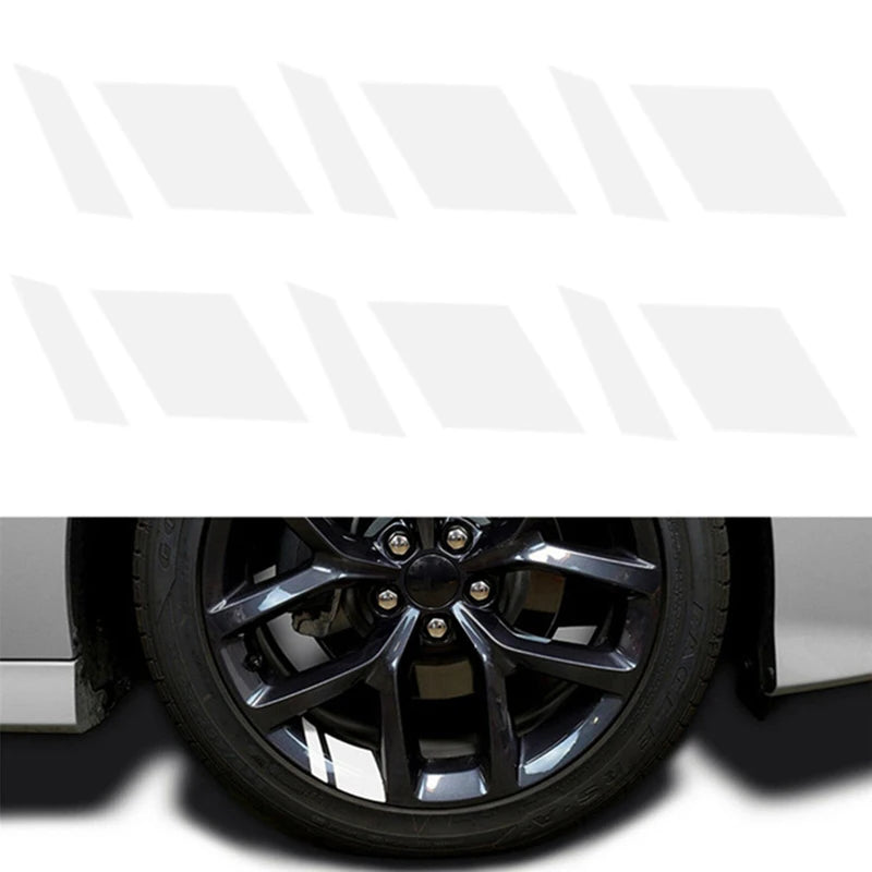 Primer plano de una rueda de automóvil negra con pegatinas reflectantes en el cubo.