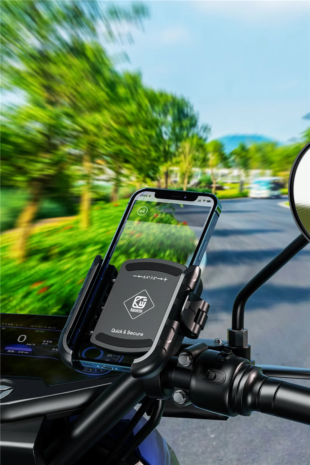 Un smartphone est fixé sur le guidon d'une moto à l'aide d'un support universel pour la navigation.