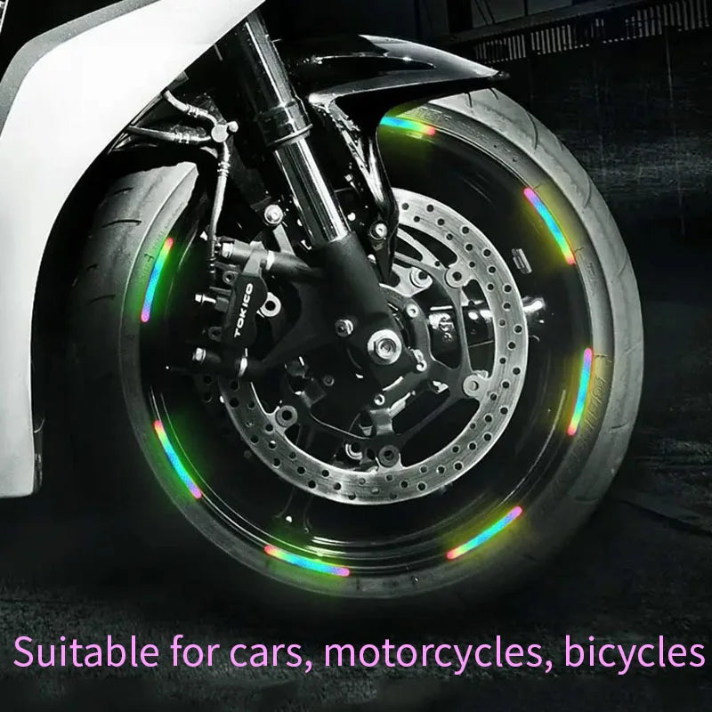Gros plan d'une roue de moto avec des bandes réfléchissantes installées sur le moyeu pour la conduite de nuit.
