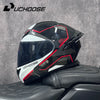 Un casque de moto modulaire noir et blanc DOT posé sur un siège en cuir noir.