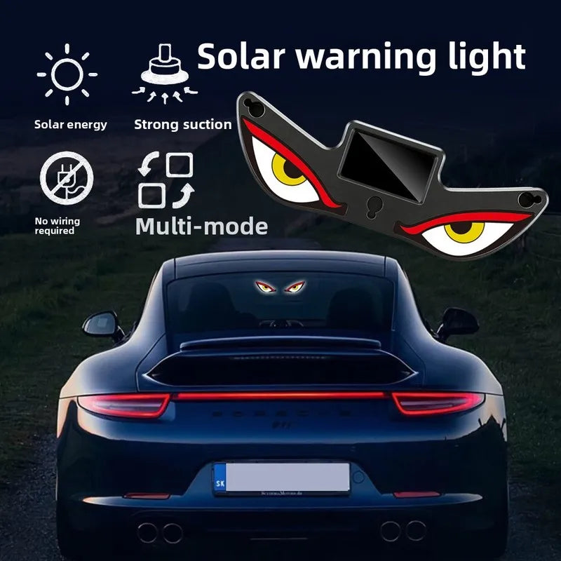 Un dispositivo de luz de advertencia solar montado en la parte trasera de un coche oscuro, destacando sus funciones multimoda