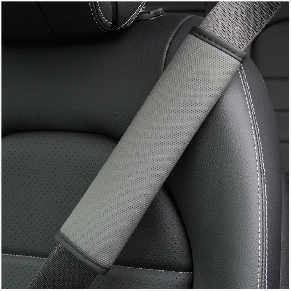Housse de ceinture en cuir PU gris embossée pour siège de voiture sombre.