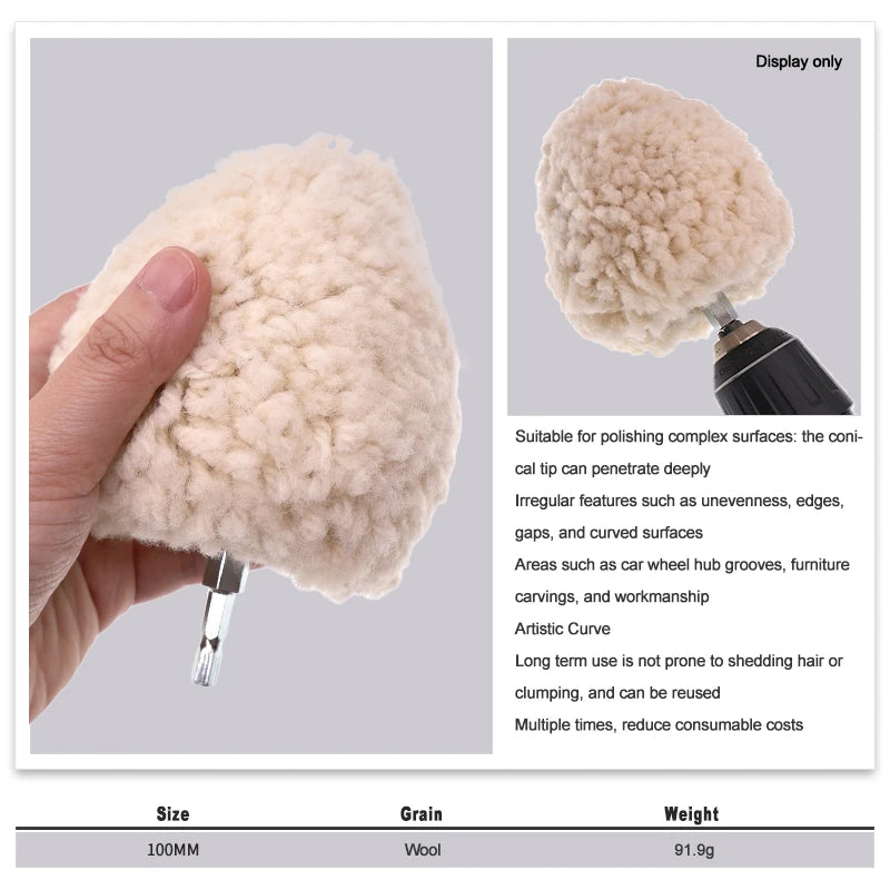 Eine flauschige, blassbeige Wollpolierkugel wird von einer Hand gehalten, mit Details zu Größe, Körnung und Gewicht.