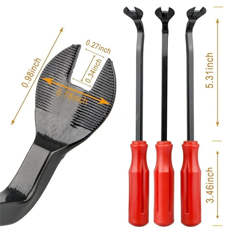 Ein Set schwarzer Kunststoff-Autohalterclips in verschiedenen Größen und Maßen neben einer Messskala.