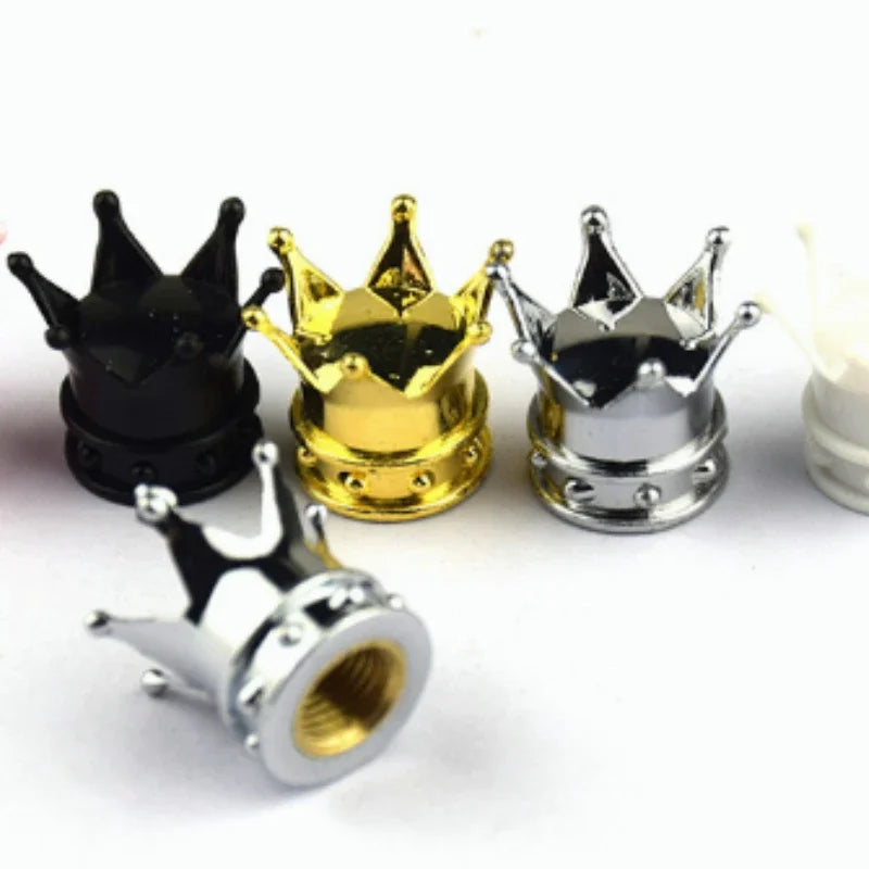 Collection de bouchons de valves en métal et dorés pour roues, présentés sur fond blanc.