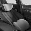 Nahaufnahme eines schwarzen Autositzes mit ergonomischem Kopf- und Lendenstützkissen.