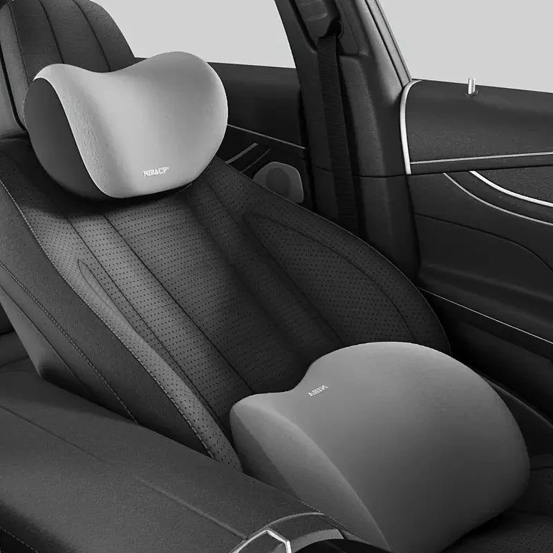 Nahaufnahme eines schwarzen Autositzes mit ergonomischem Kopf- und Lendenstützkissen.