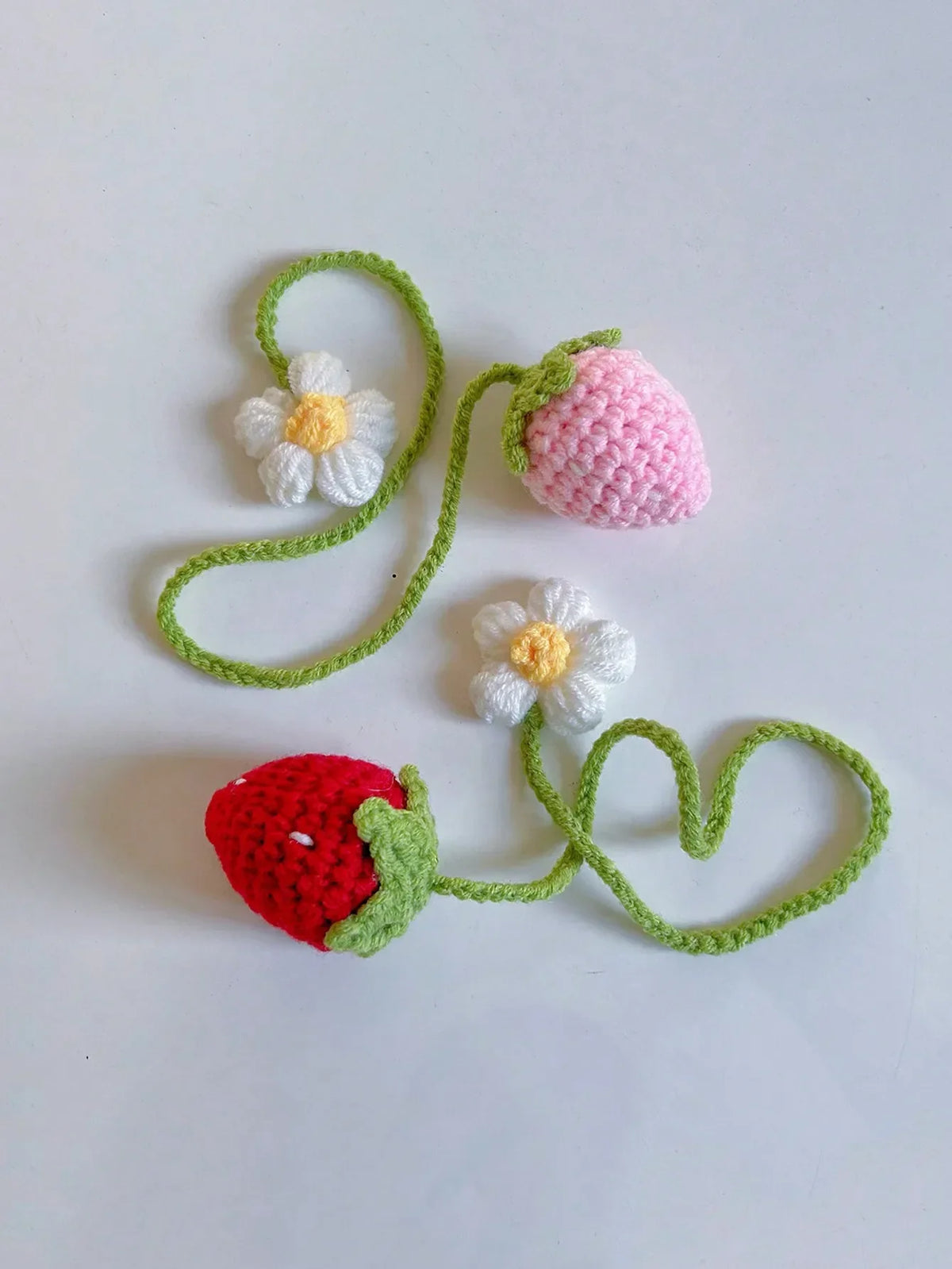 Pendentif clé en main en crochet de fleur de fraise rose et vert