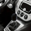 Gros plan d'une housse de voiture hiver en peluche avec une sangle en cuir posée sur une interface de stéréo automobile.