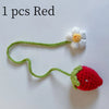 Fraise rouge crochet fait main avec tige verte et fleur blanche, utilisée comme pendentif ou porte-clés.