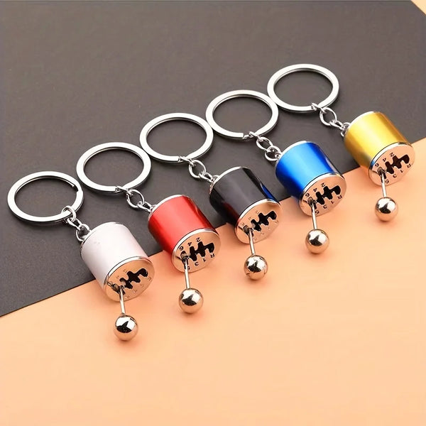 Un ensemble de clés USB créatives pour voitures, dans différentes couleurs comme or, bleu, rouge et argent, présentées sur un