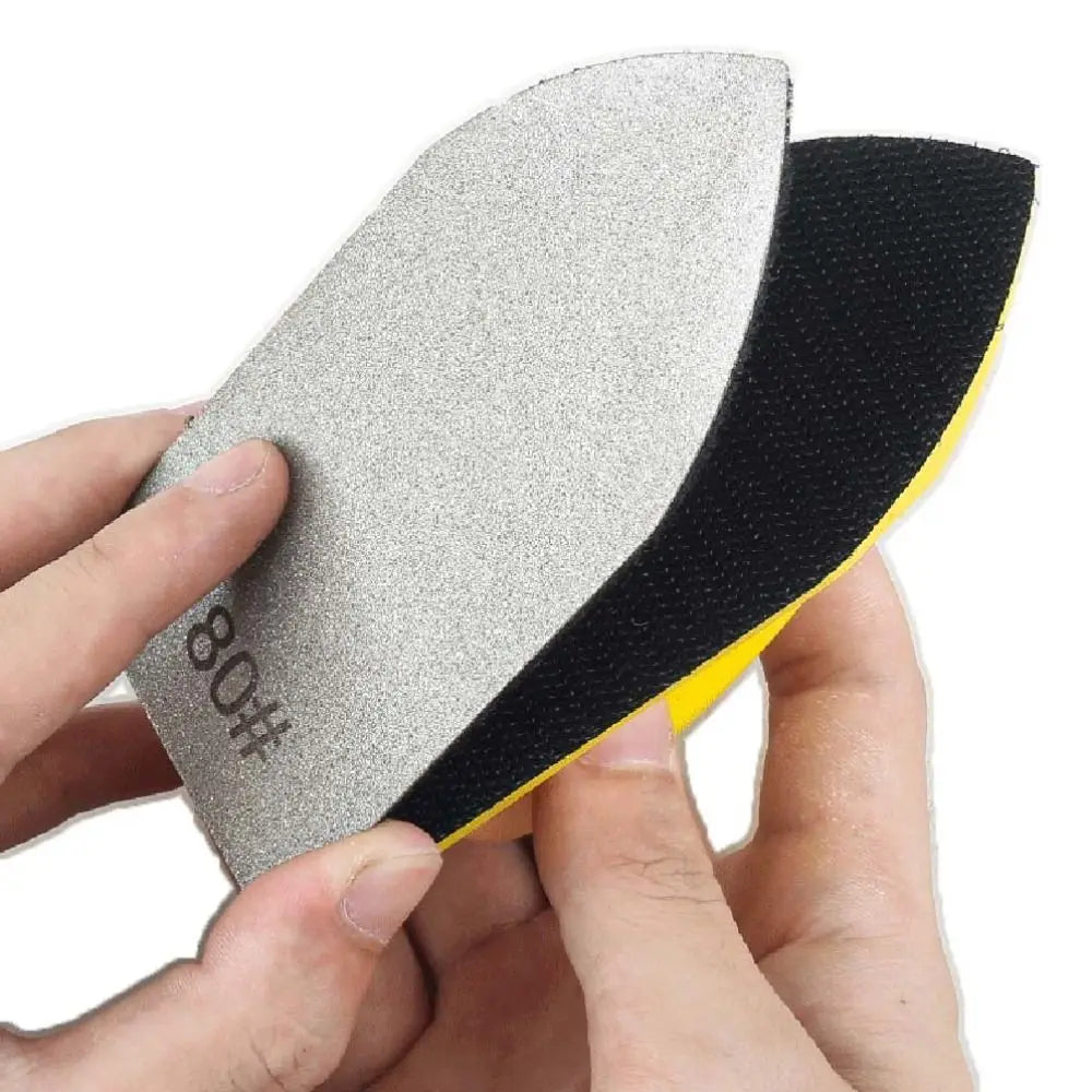 Eine Hand hält eine Präzisionsdiamant-Schleif- und Poliermatte mit grauen und schwarzen Oberflächen.