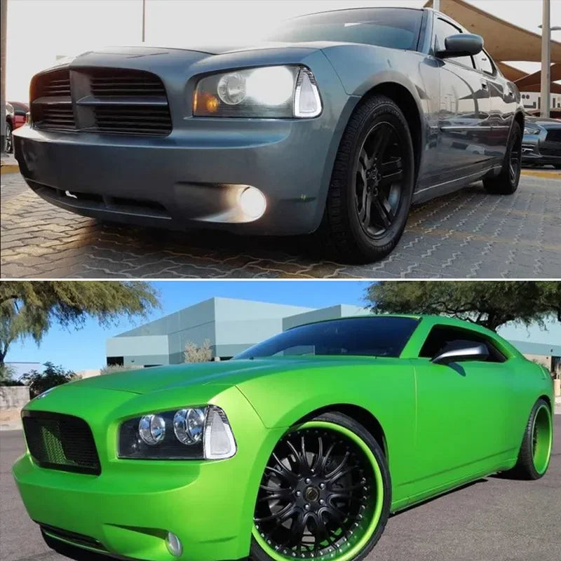 Vue de profil d'un Dodge Charger gris foncé avec phares fumés et feux de position chromés.