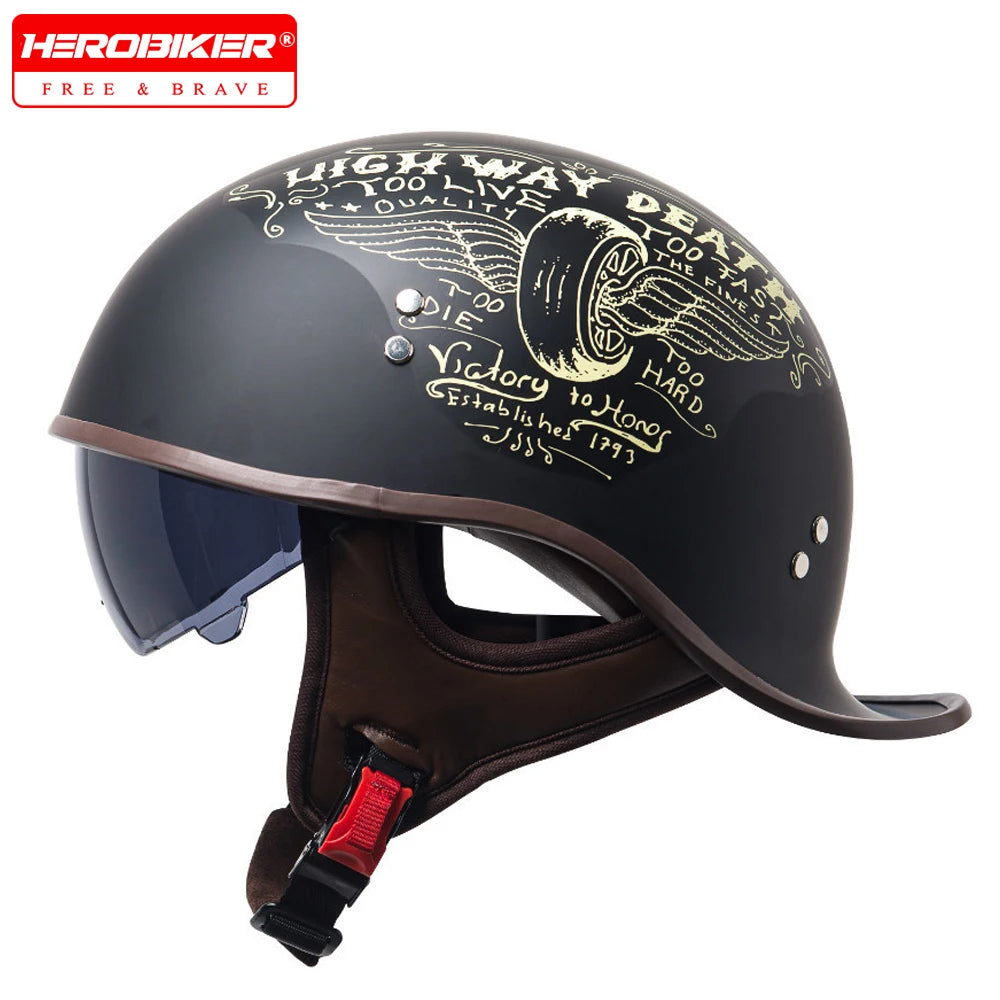 Un casque vintage de moto noir avec des lettres dorées et une sangle en cuir marron.
