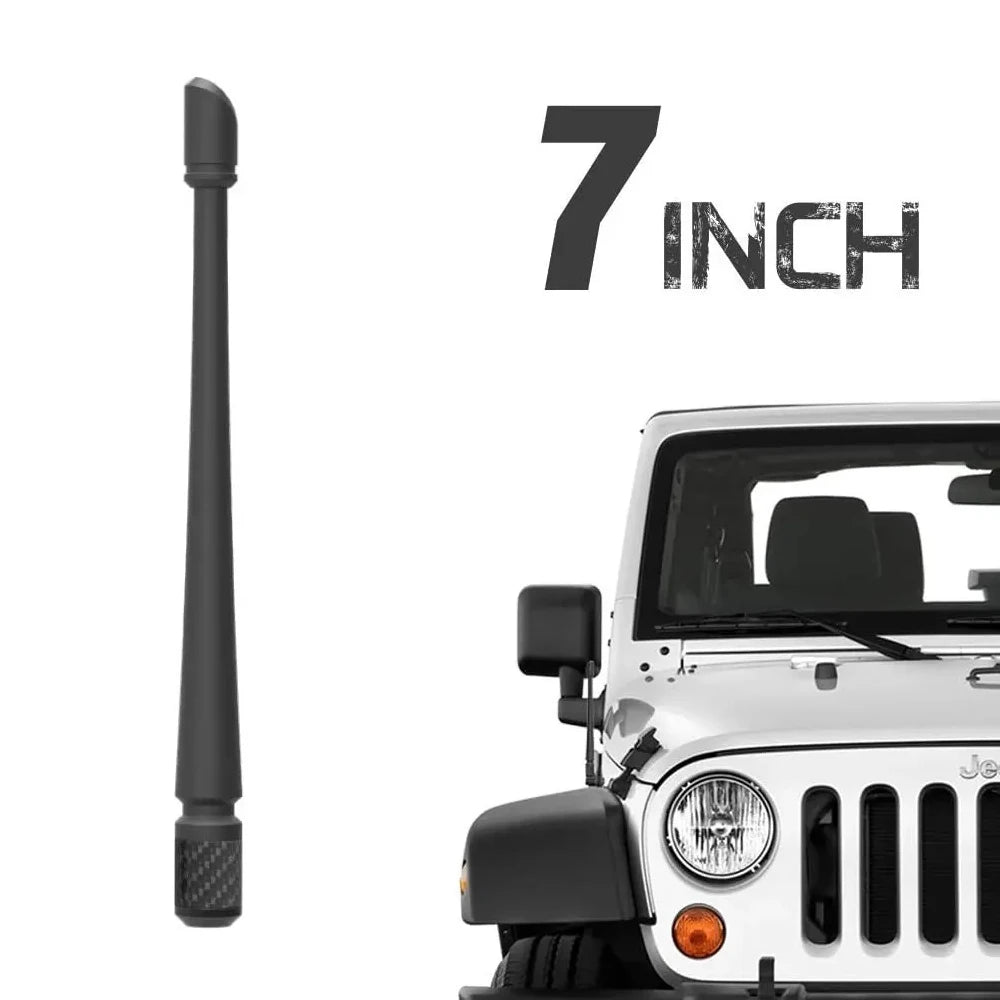 Antenne en caoutchouc flexible de 7 pouces installée sur un Jeep blanc.