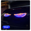 Primer plano de un coche negro mostrando una luz de ojo demoníaco dinámica RGB en los faros.