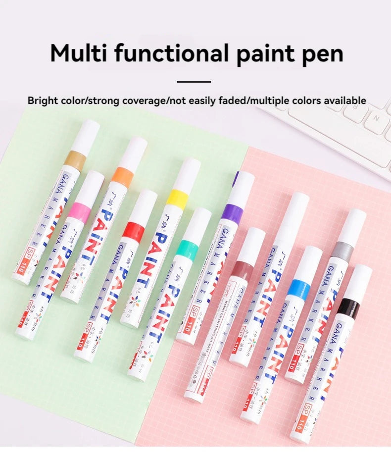 Collection de marqueurs de peinture multifonctionnels de diverses couleurs et niveaux de couverture, présentés sur une surfac