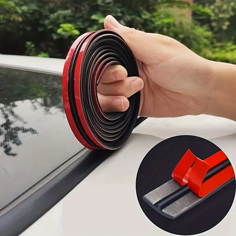 Une main tient un rouleau de joints universels pour pare-brise rouges et noirs sur une carrosserie blanche.