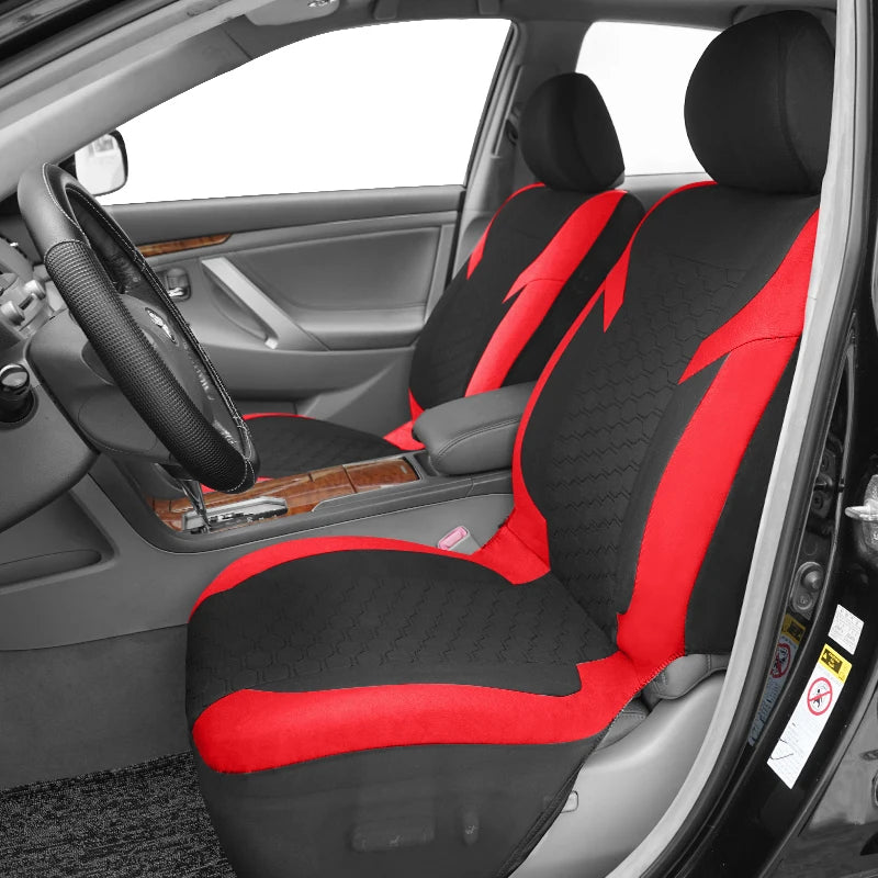 Schwarzer Autositze mit rot-schwarz besticktem Wabenstoff.