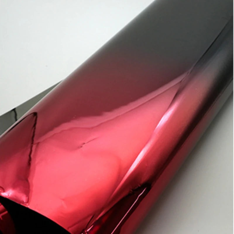 Nahaufnahme einer gradientfarbenen rote und lila Auto-Windschutzscheibenfolie auf Glas.