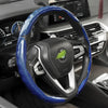 Volant noir avec une housse protectrice en fibre de carbone bleu et noir installé dans l'habitacle d'une voiture.